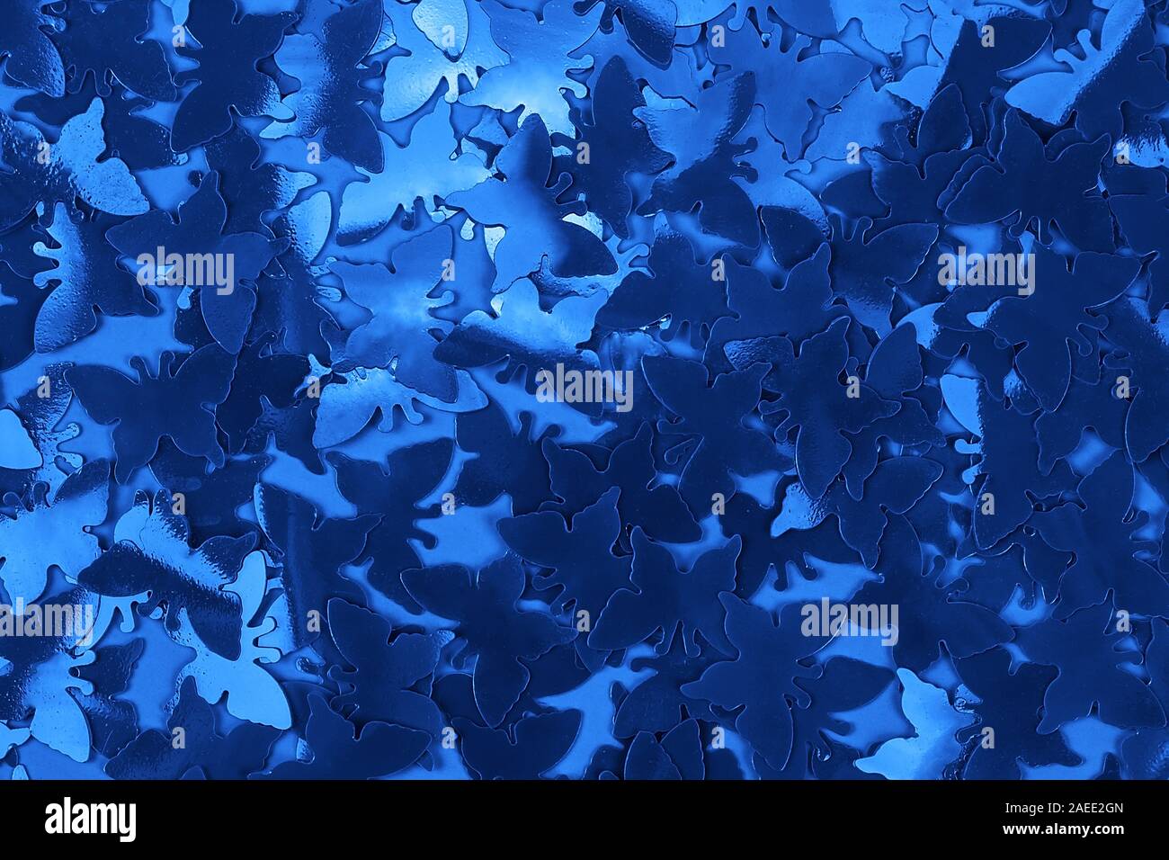 Abstrakte trendy blauer Schmetterling geformt Konfetti Hintergrund. Farbe des Jahres Konzept 2020. Flach. Kopieren Sie Platz. Stockfoto