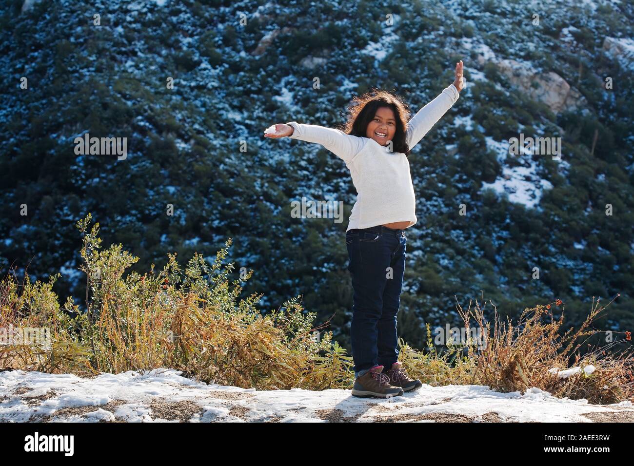 9-Jähriges Mädchen über Wandern in den San Gabriel Mountains in der Wintersaison aufgeregt. Stockfoto