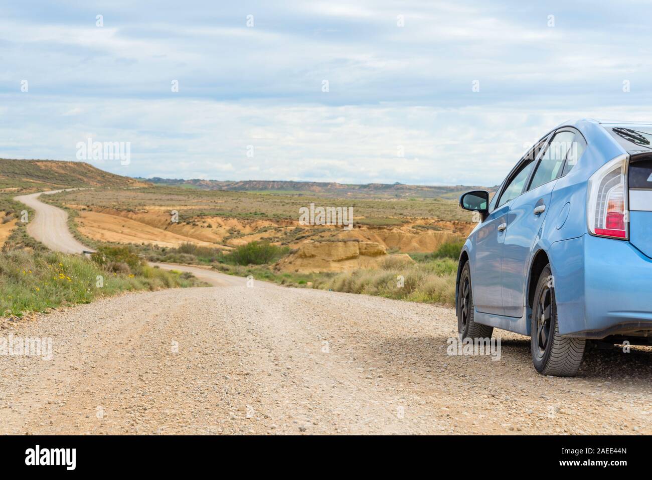 Auto auf der Straße durch die Badlands Bardenas Reales Stockfoto