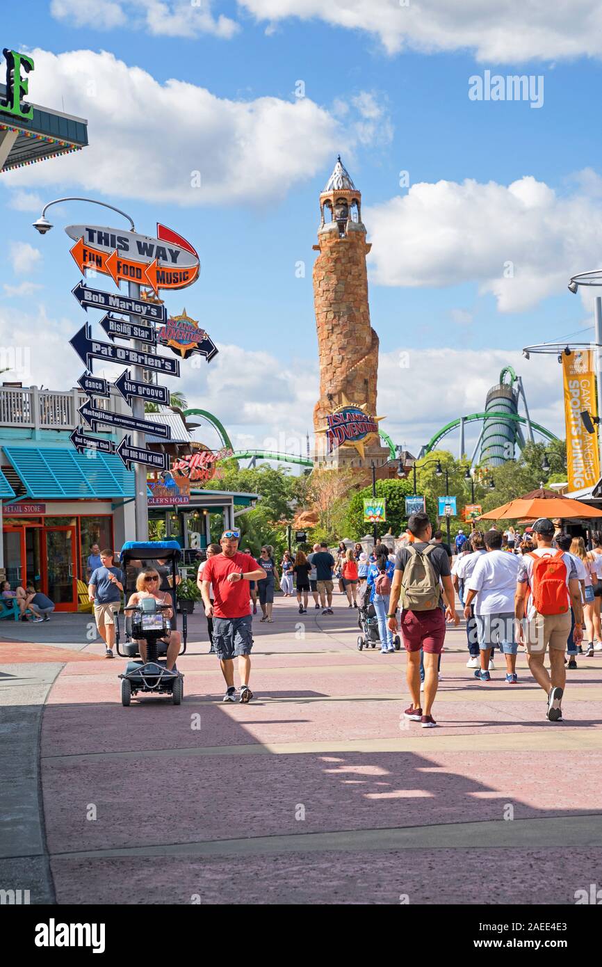 Leute, Touristen in den Universal Studios, Wandern am CityWalk in Richtung Insel der Abenteuer, Universal Orlando, Florida, USA Stockfoto