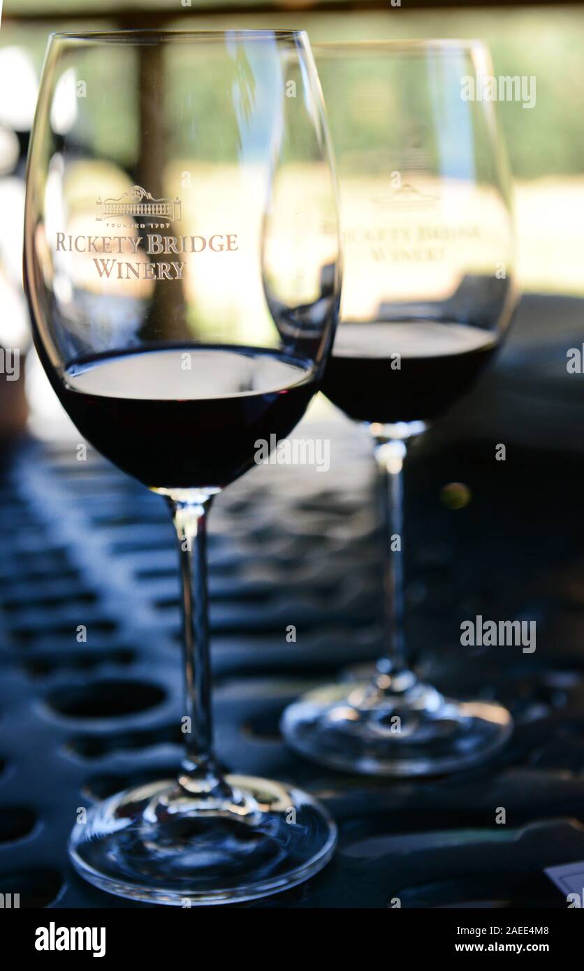 Weinprobe im Weingut Rickety Bridge in Franschhoek, Südafrika. Stockfoto