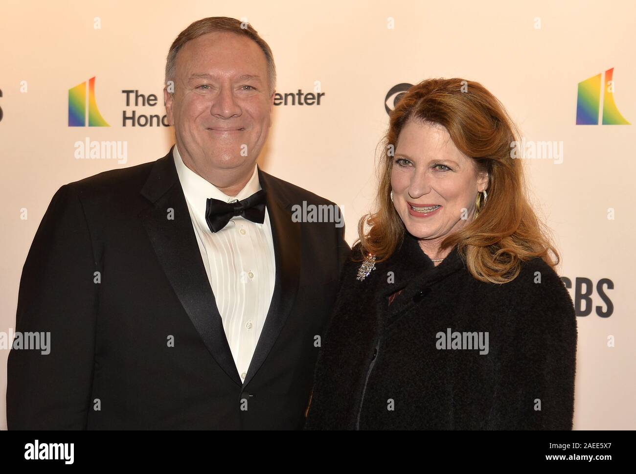 Washington, United States. 08 Dez, 2019. Staatssekretär Mike Pompeo (L) und seine Frau Susan posieren für den Fotografen wie für ein Kennedy Center gala Performance, in Washington, Sonntag, 8. Dezember 2019 vor. Foto von Mike Theiler/UPI Quelle: UPI/Alamy leben Nachrichten Stockfoto