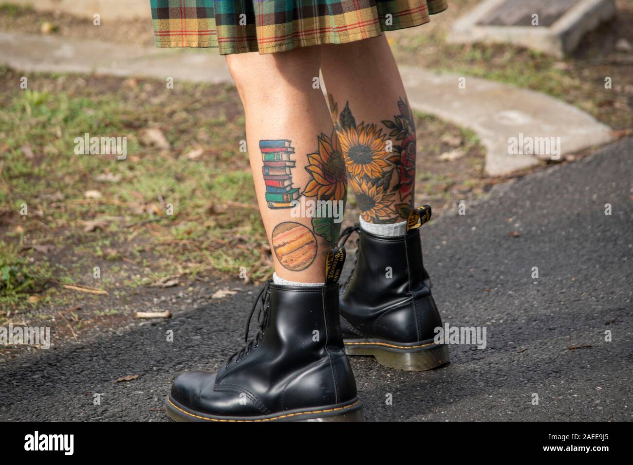 Ein Mann mit einem Kilt in Davis, CA zeigt seine Tattoos. Stockfoto