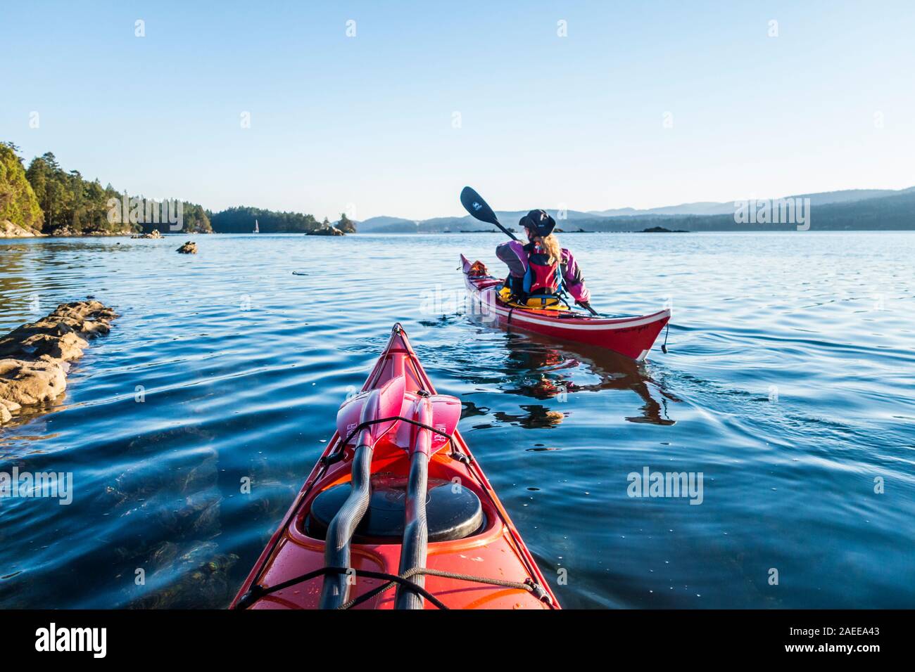 Eine erste Person Perspektive von zwei Personen Kajakfahren auf der Westseite von Wallace Island Marine Provincial Park in der Gulf Islands, British Columbia, Stockfoto