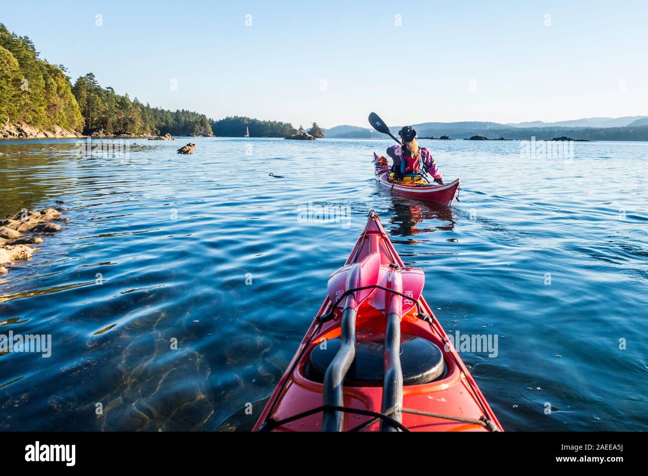 Eine erste Person Perspektive von zwei Personen Kajakfahren auf der Westseite von Wallace Island Marine Provincial Park in der Gulf Islands, British Columbia, Stockfoto