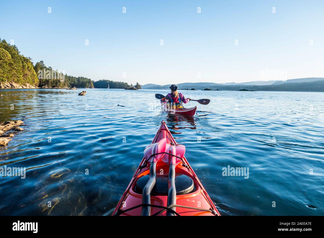 Eine erste Person Perspektive von zwei Personen Kajakfahren auf der Westseite von Wallace Island Marine Provincial Park in der Gulf Islands, British Columbia, Stockfoto