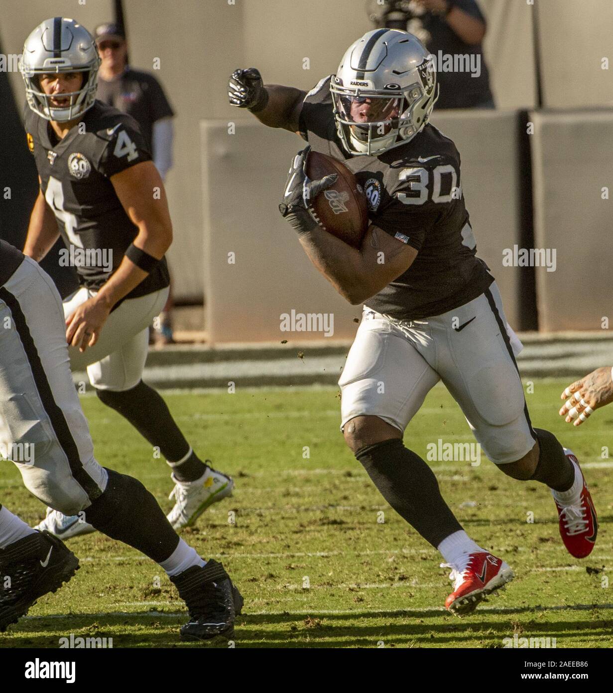 Oakland, Kalifornien, USA. 8 Dez, 2019. Oakland Raiders zurück laufen Jalen Richard (30) am Sonntag, 8. Dezember 2019, an Oakland-Alameda County Coliseum in Oakland, Kalifornien. Die Titanen besiegt die Räuber 42-21. Credit: Al Golub/ZUMA Draht/Alamy leben Nachrichten Stockfoto