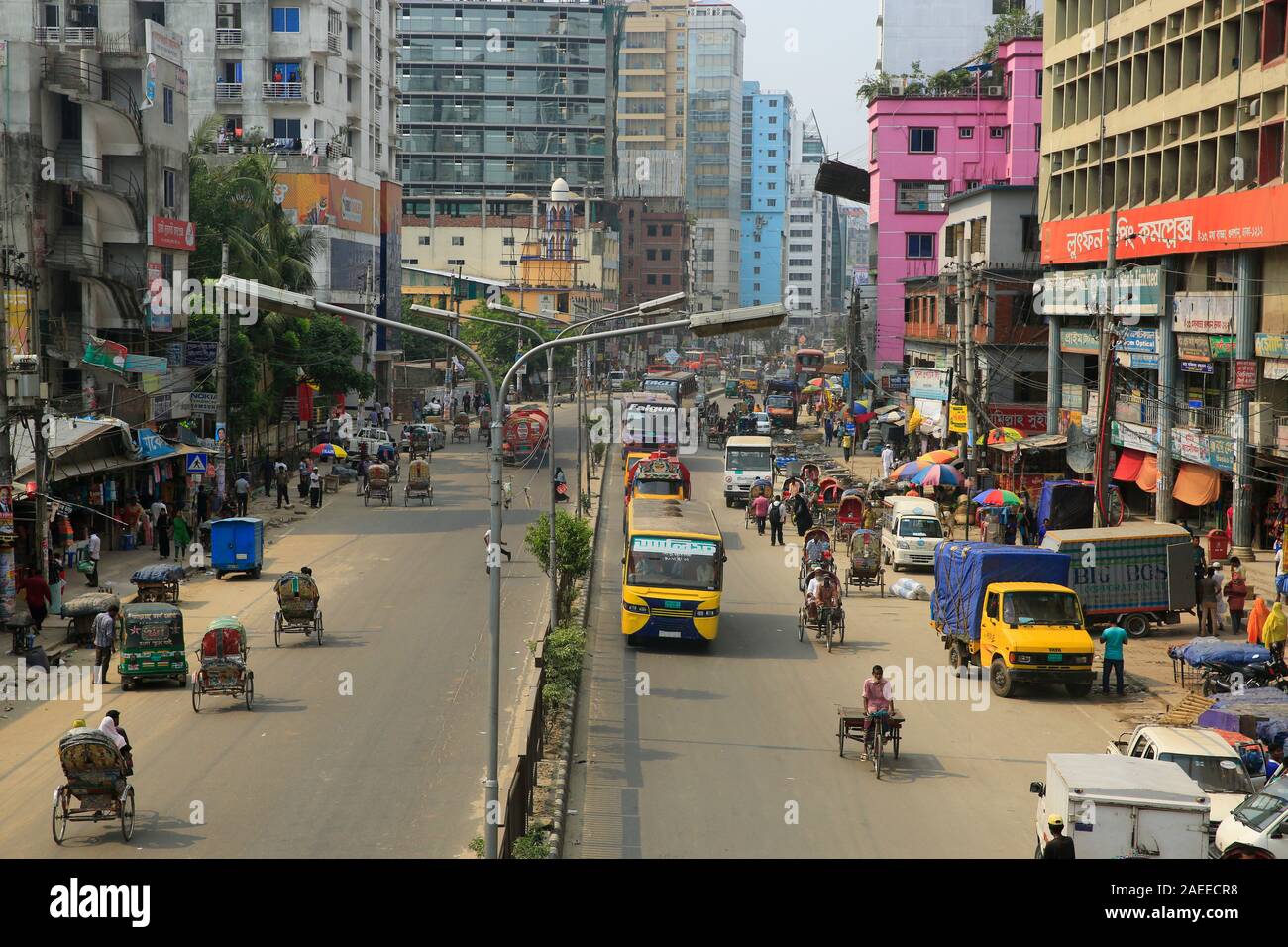 Ansicht der Pragati Sarani, einer belebten Straße in Dhaka, der Hauptstadt von Bangladesch. Stockfoto