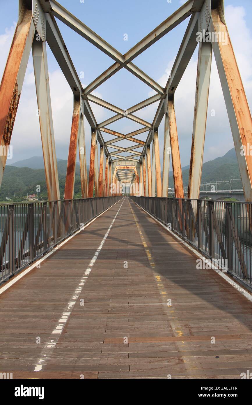 Low Angle Shot von Bukhangang Eisenbahnbrücke Stockfoto