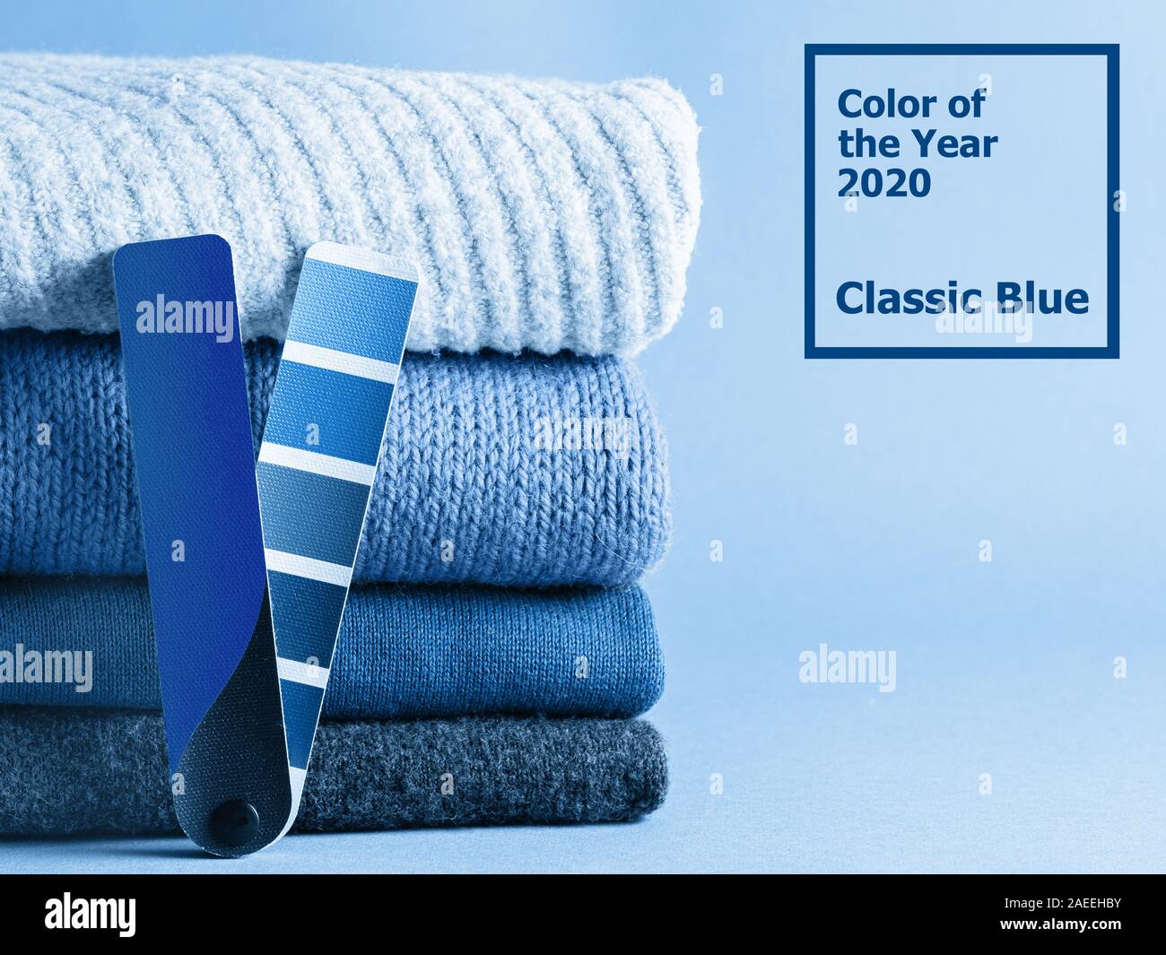 Stapel Pullover und Farbe spaß Palette in classic blue 2020 Farbe. Farbe des Jahres Konzept 2020 für die Mode- und Bekleidungsindustrie. Stockfoto