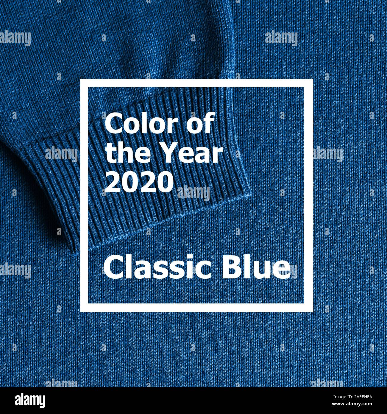 Pullover in classic blue 2020 Farbe. Farbe des Jahres Konzept 2020 für die Mode- und Bekleidungsindustrie. Platz Erntegut Stockfoto