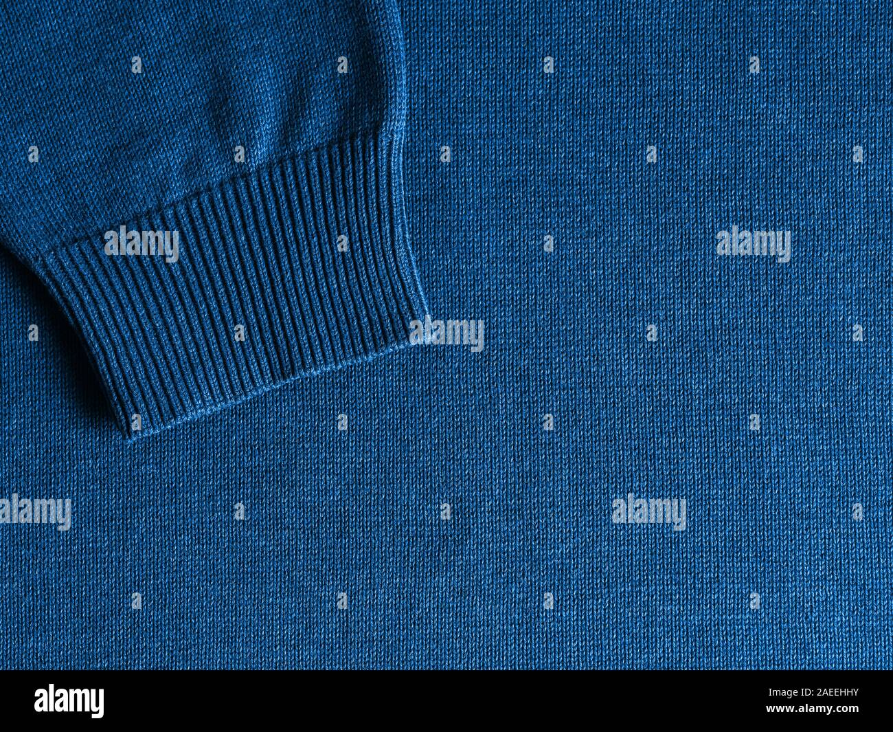 Pullover in classic blue 2020 Farbe. Farbe des Jahres Konzept 2020 für die Mode- und Bekleidungsindustrie. Kopieren Sie Platz für Text oder Design Stockfoto