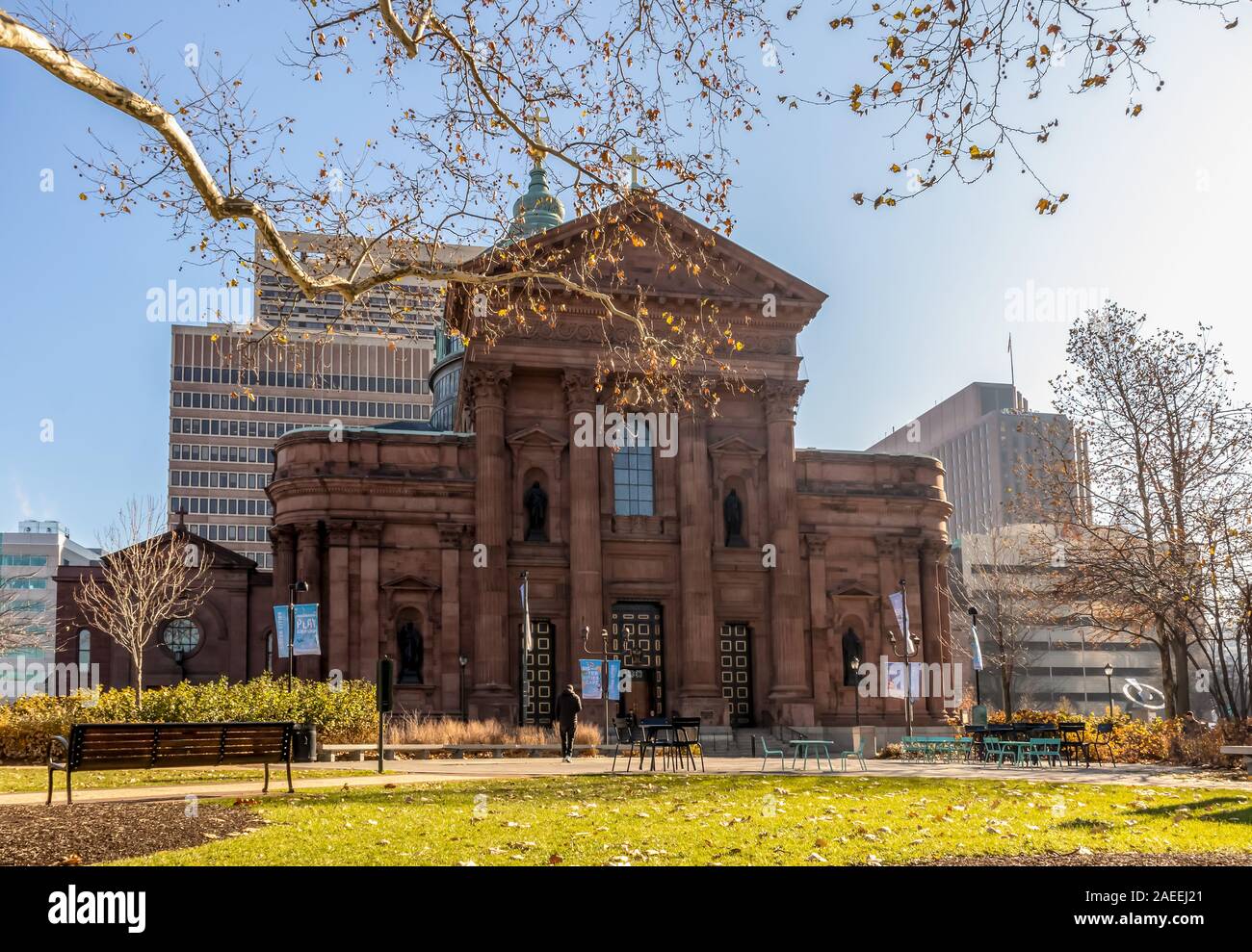 Philadelphia, Pennsylvania - November 26, 2019: Stadtbild mit Kathedrale der Heiligen Peter und Paul Römisch-katholischen gotische Kirche Fassade in Philadelphia, Stockfoto