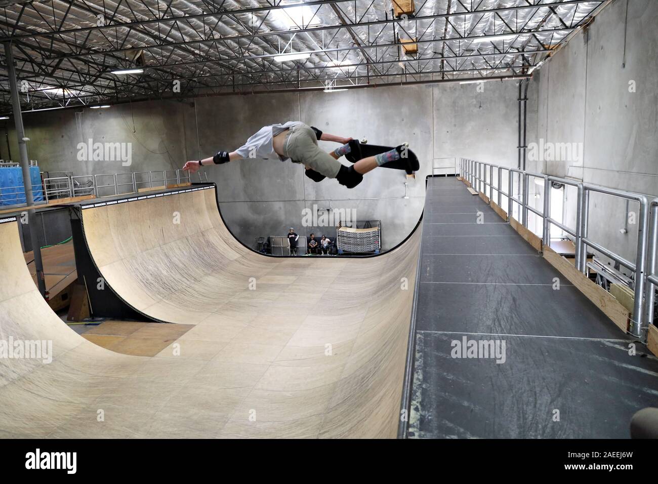 Pro Skater Praxis am Vogelhaus Skate Lager. Stockfoto