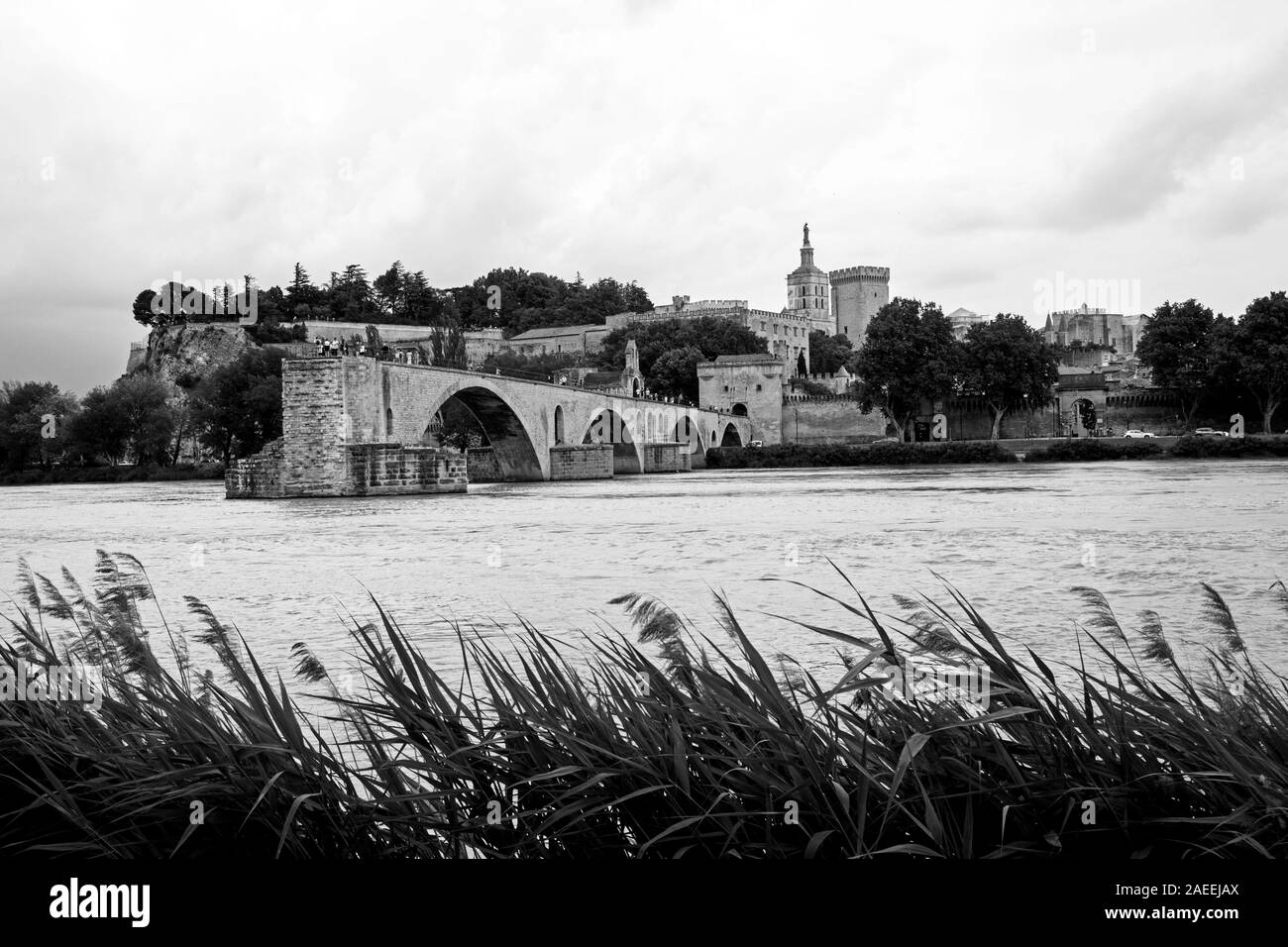 Der Pont d'Avignon spanning Teil Weise über die Rhone wie ein Sturm Ansätze in Avignon Frankreich Stockfoto