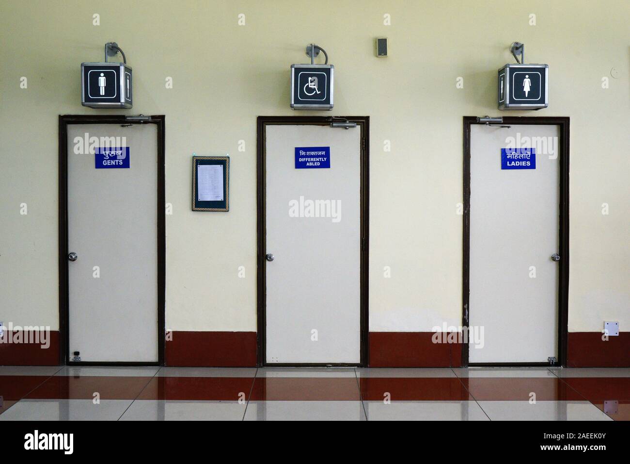 Wc-Türen für Herren, Damen und Handicaps, Kullu Flughafen Innenraum, Himachal Pradesh, Indien, Asien Stockfoto