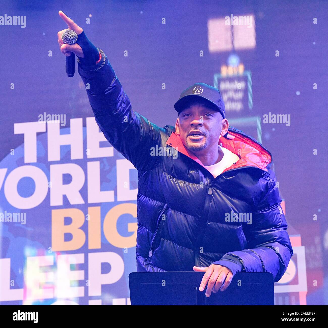 New York, NY - Dezember 7, 2019: Will Smith spricht während der Welt Big Sleep heraus einen Anruf für ein Ende der weltweiten Obdachlosigkeit am Times Square Stockfoto