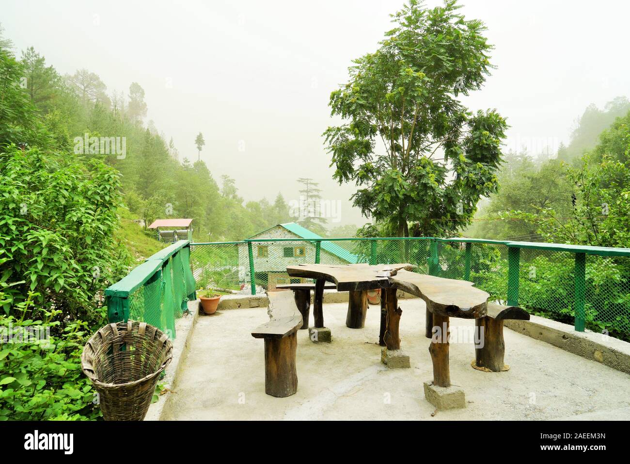 Im Freien sitzen, Angeln Cottages, Dorf, Deorhi Tirthan Kalwari, Tal, Himachal Pradesh, Indien, Asien Stockfoto
