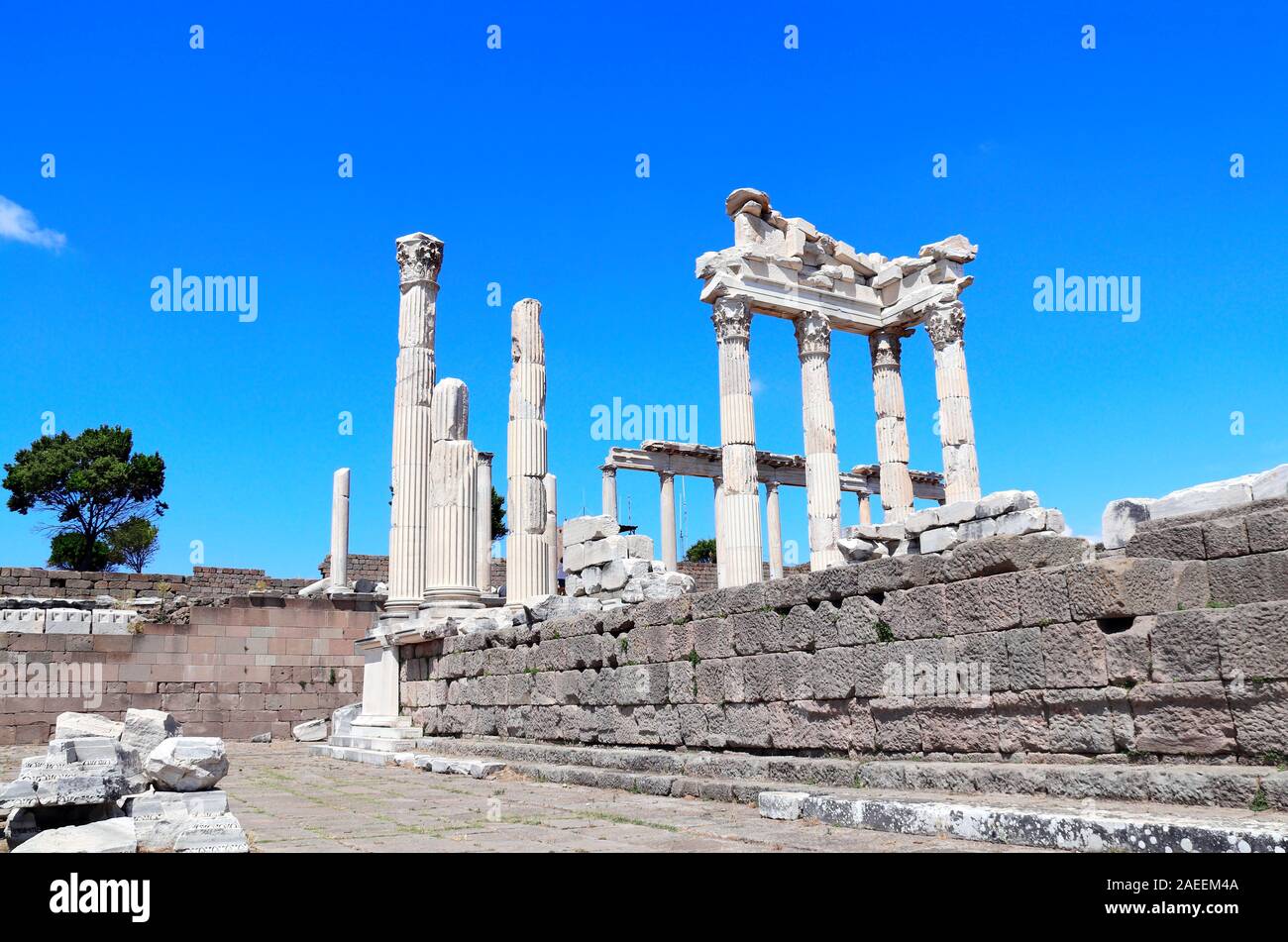 Ruinen und Säulen des Tempels von Trajan an der Akropolis von Pergamon, der Türkei. Weltkulturerbe der UNESCO Stockfoto