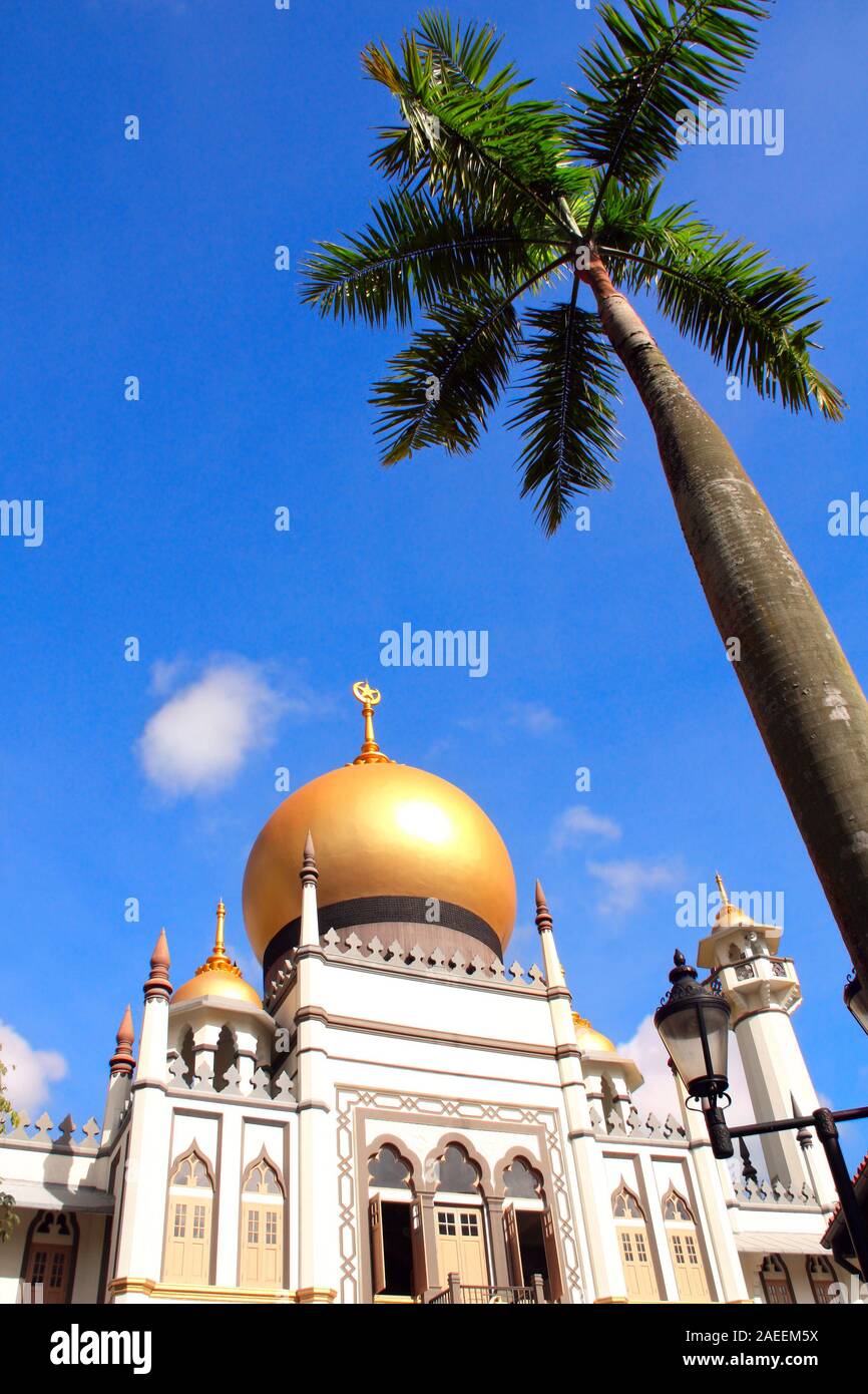 National Monument von Singapur Masjid Moschee in Kampong Glam. Auf blauen Himmel Hintergrund Stockfoto