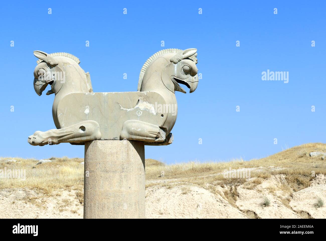 Fragment der Stein Spalte Skulptur eines zweiköpfigen greife in der antiken Stadt Persepolis, Iran. UNESCO-Weltkulturerbe. Am blauen Himmel backgroun Stockfoto