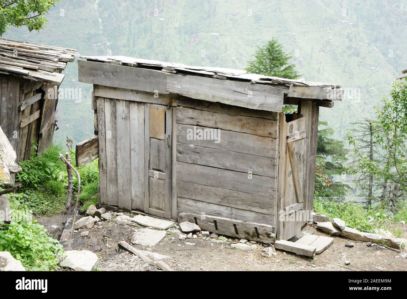 Wc, Sarchi Dorf, Tirthan Tal, Himachal Pradesh, Indien, Asien Stockfoto