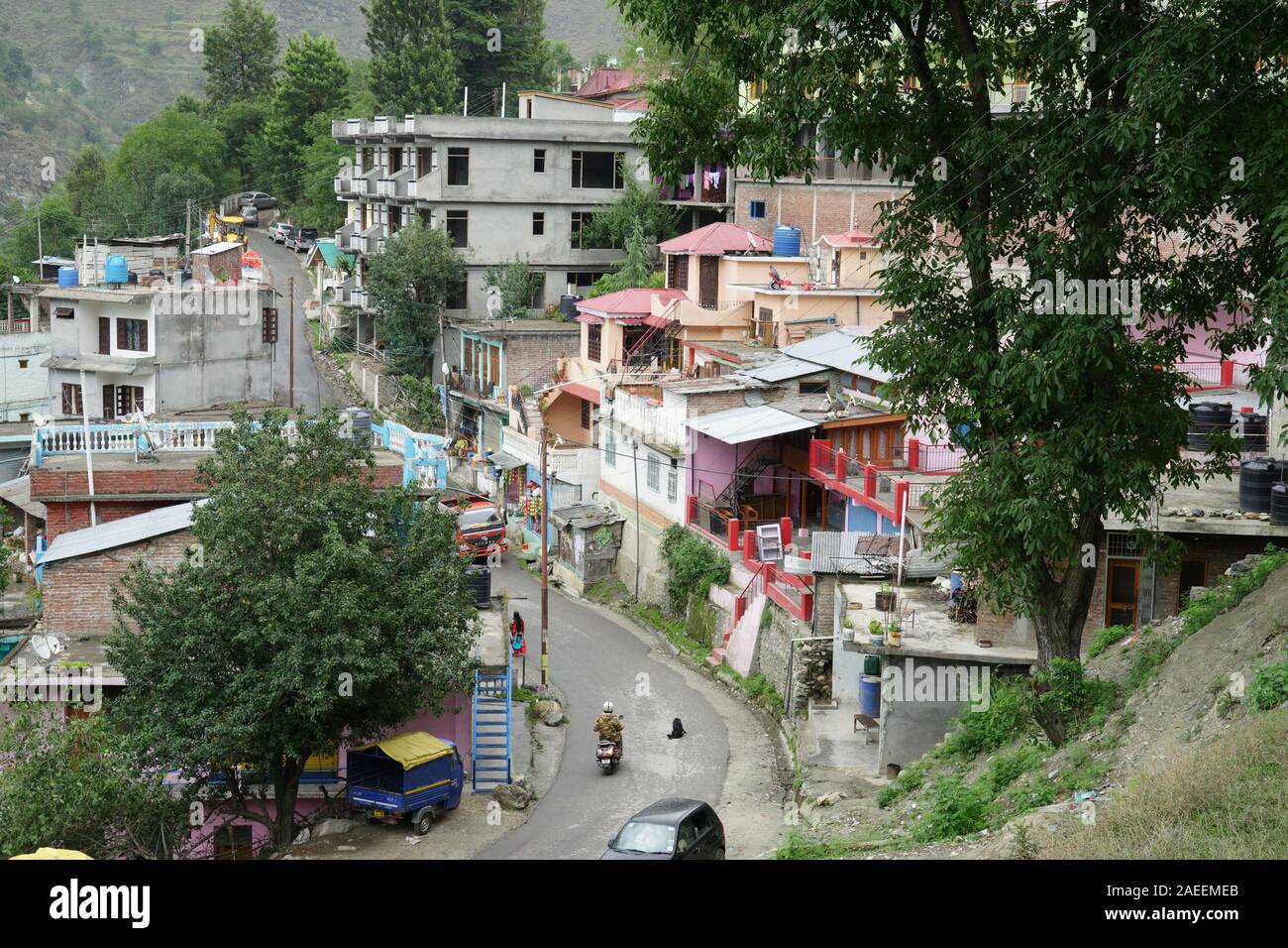 Enge Straße, Banjar Stadt, Tirthan Tal, Kullu, Himachal Pradesh, Indien, Asien Stockfoto