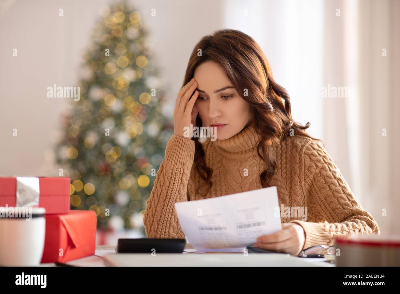 Cute woman in Form gestrickter Pullover Suche besorgt Stockfoto