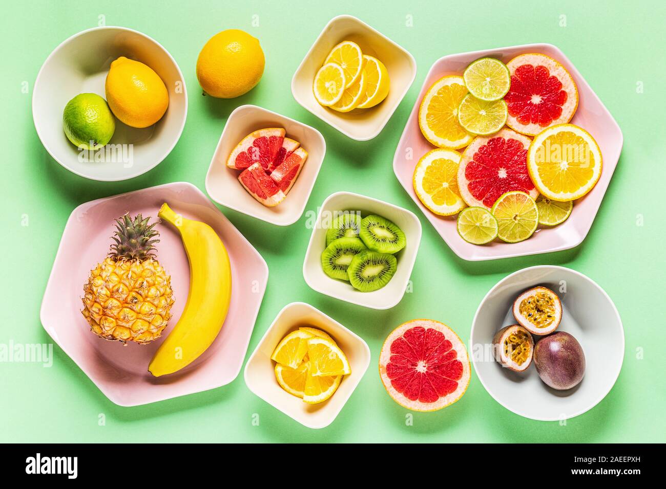 Tropische Früchte und Schichten auf Platten, Ansicht von oben. Stockfoto