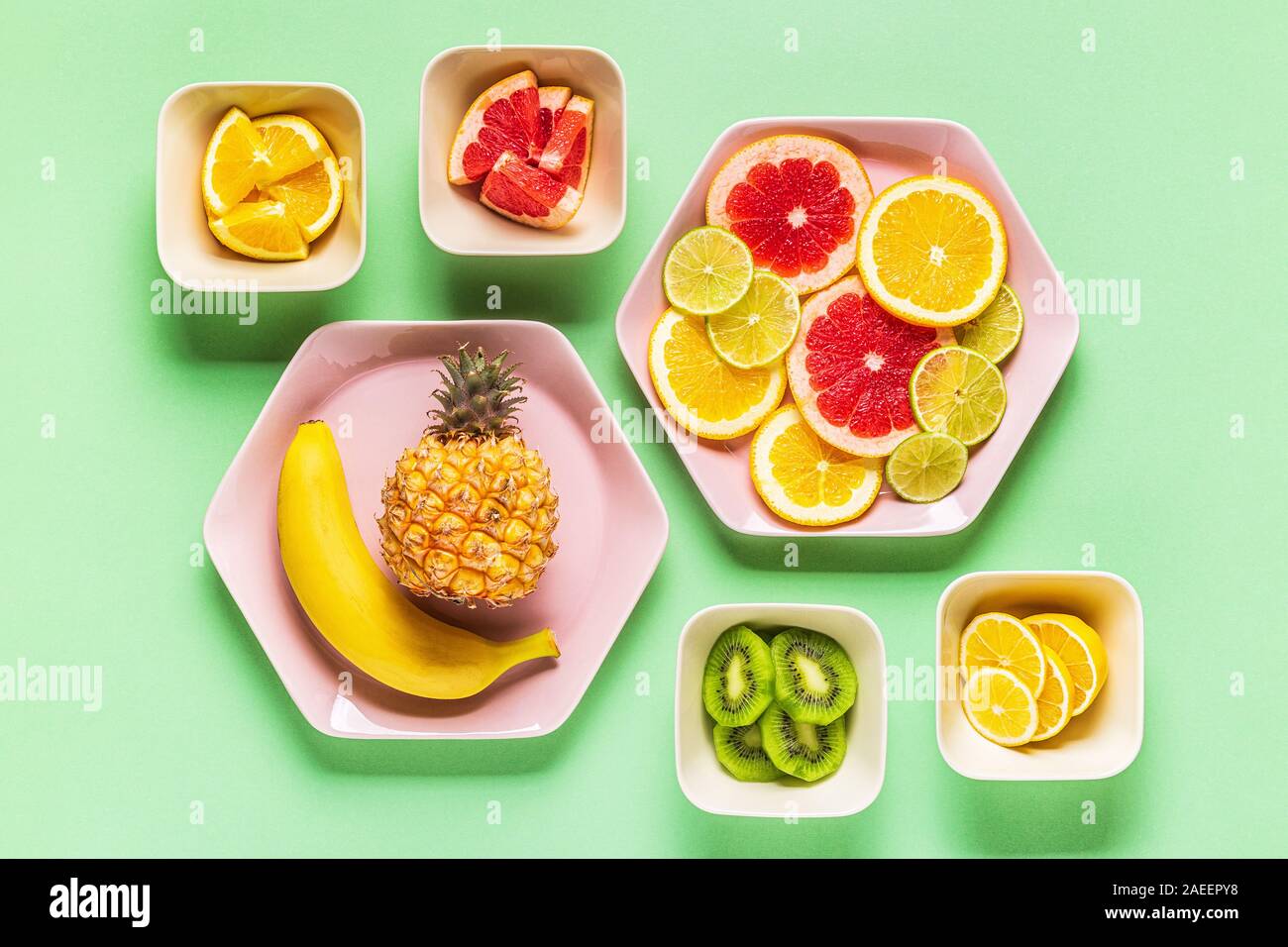 Tropische Früchte und Schichten auf Platten, Ansicht von oben. Stockfoto