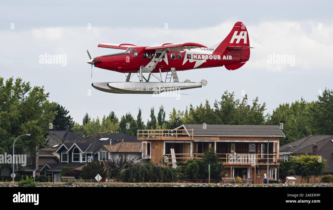 Richmond, British Columbia, Kanada. 11 Aug, 2019. Ein Harbour Air Wasserflugzeuge De Havilland Canada DHC-3 Otter T Turbine Wasserflugzeug (C-FODH), in speziellen gemalt'' Kanada 150'' Livery, auf Final Approach Landeanflug auf Vancouver International Airport, Wasser auf den Fraser River gelegen, angrenzend an das Terminal Süd von Vancouver International Airport, Richmond, BC am Sonntag, 11. August 2019. Credit: bayne Stanley/ZUMA Draht/Alamy leben Nachrichten Stockfoto