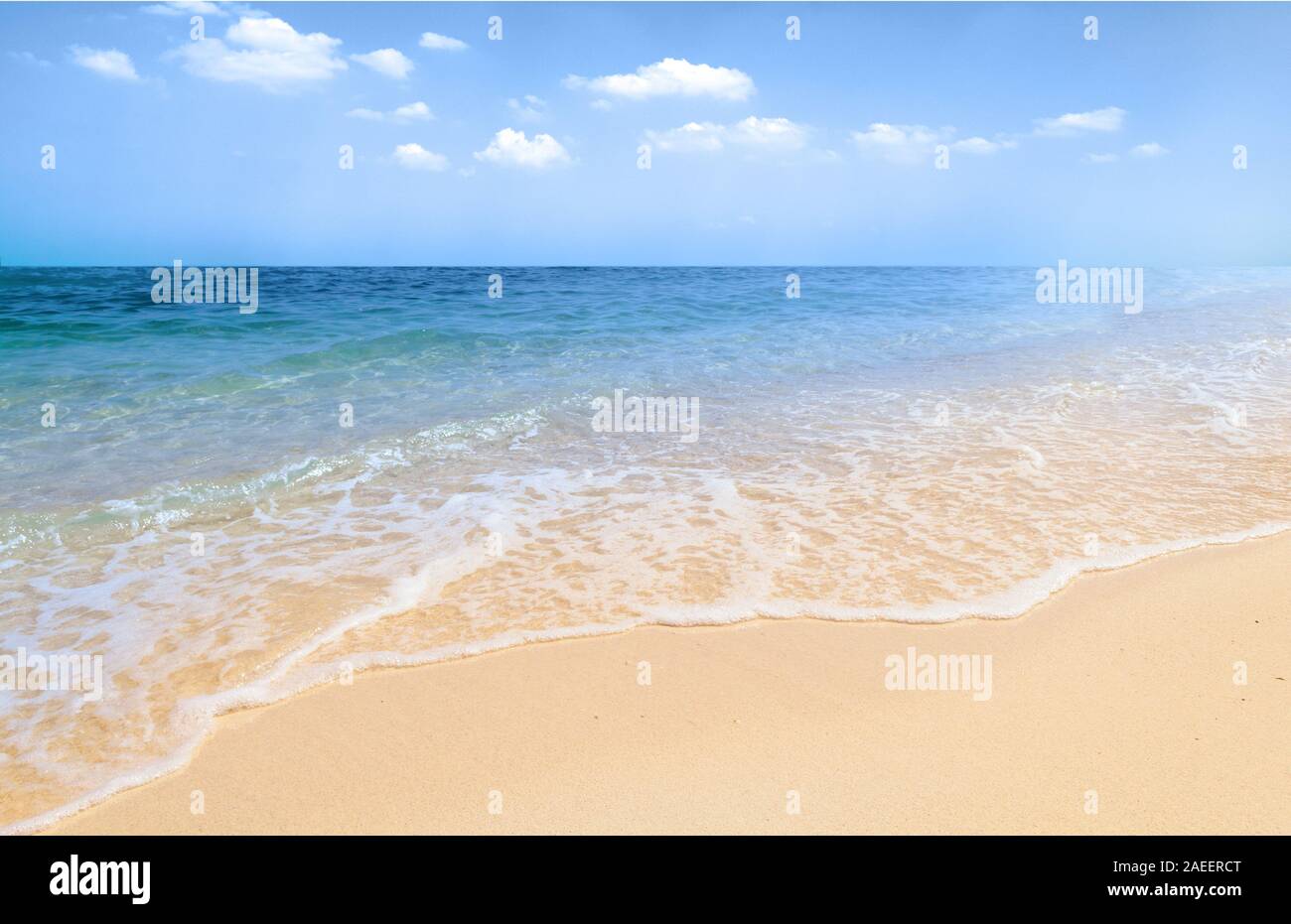 Tropischen weißen Sandstrand und weichen ruhigen Meer Wellen mit blauer Himmel Stockfoto