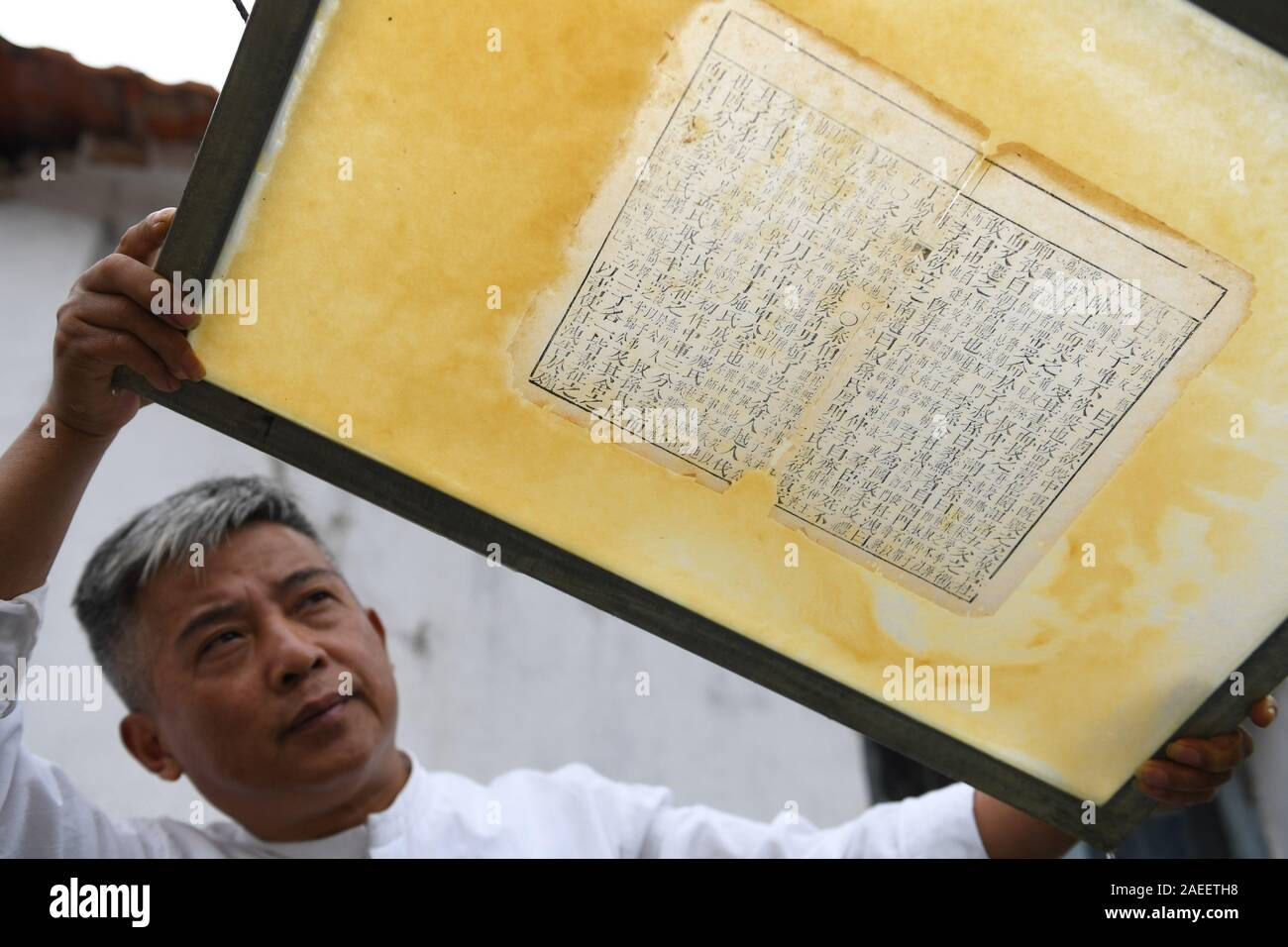 (191209) - JINGXIAN, Dez. 9, 2019 (Xinhua) - Cao Jianqin zeigt repariert den Seiten eines alten Buches Zijinlou Xuan Papier Fabrik in Jingxian Grafschaft, Stadt Xuancheng der ostchinesischen Provinz Anhui, Okt. 22, 2019. Xuan Papier, traditionelle Chinesische Papier in Jingxian Grafschaft Xuancheng Stadt gemacht, hat eine Geschichte von mehr als 1.000 Jahren. Durch über 100 Verfahren, der das Papier kostet mindestens ein Jahr das Material in das endgültige Produkt zu machen. Für den "Distinguished Handwerk bekannt, feine Qualität und lange Zeit zu bewahren, das Papier ist von chinesischen Künstlern und Kalligraphen geliebt und ich Stockfoto