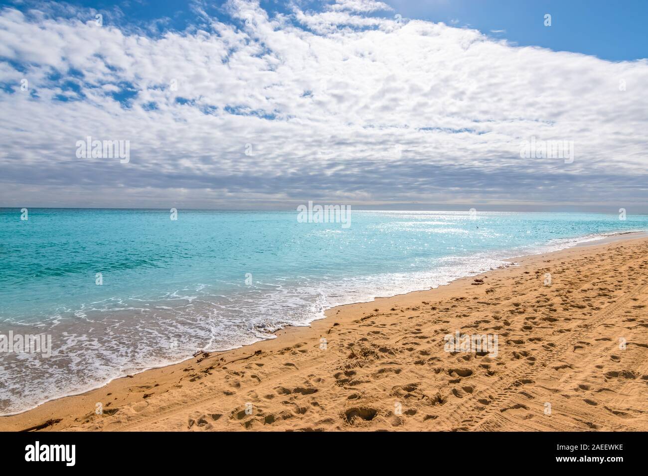 Hollywood Beach mit ruhigen türkisfarbenen Ozean, bewölkter Himmel und Reflexion der Sonne im Meer, Fort Lauderdale, Florida. Stockfoto