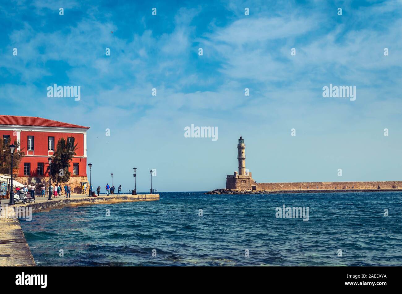 Chania mit dem schönen Venezianischen Hafen und seinem Leuchtturm, Symbol für eine der schönsten Städte in ganz Griechenland. Stockfoto