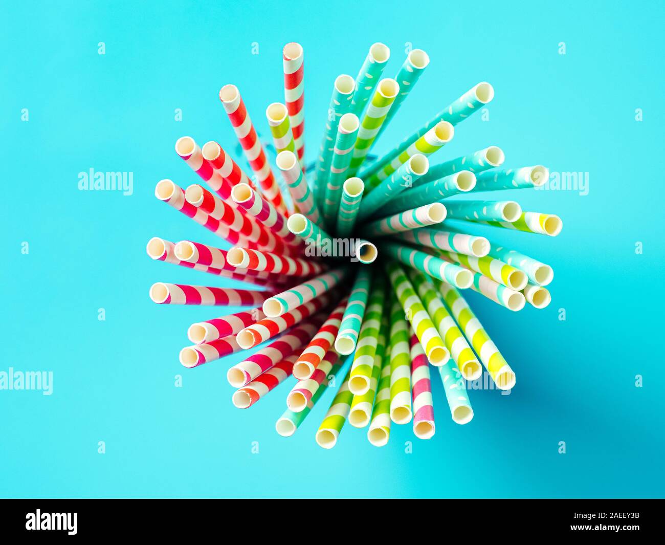 Top-down-sicht Auf buntes Papier Trinkhalme auf blauem Hintergrund. Top View oder flach. Stockfoto