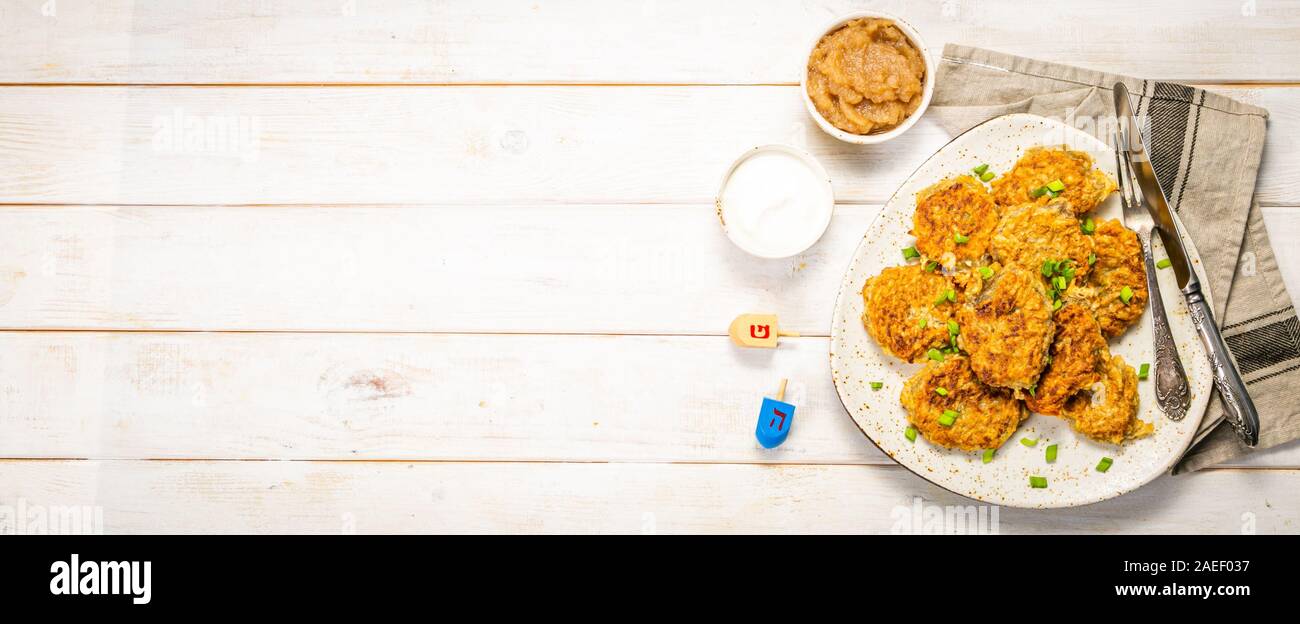 Traditionelle jüdische Gerichte Kartoffel latkes auf Holz Hintergrund Stockfoto