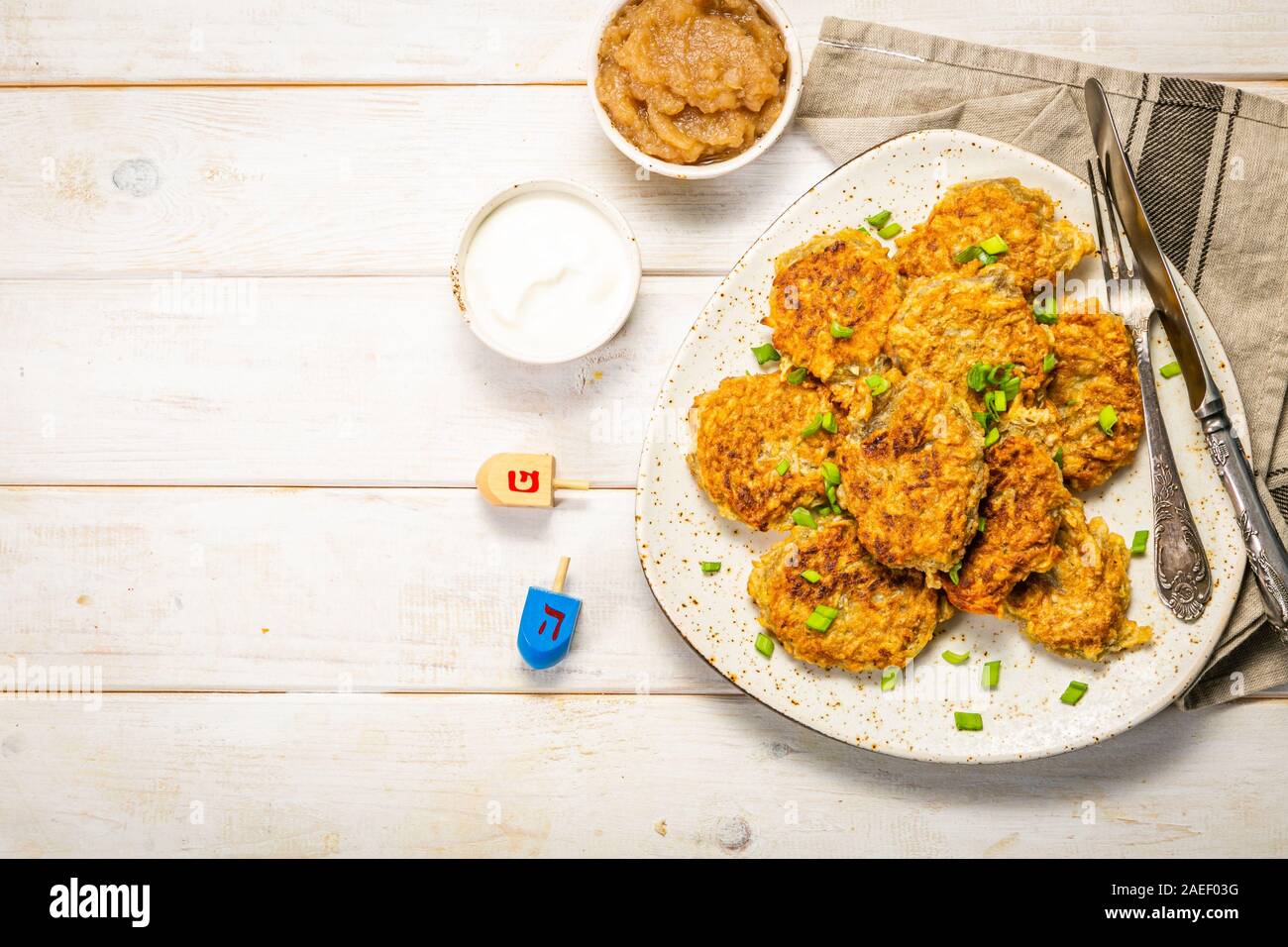 Traditionelle jüdische Gerichte Kartoffel latkes auf Holz Hintergrund Stockfoto