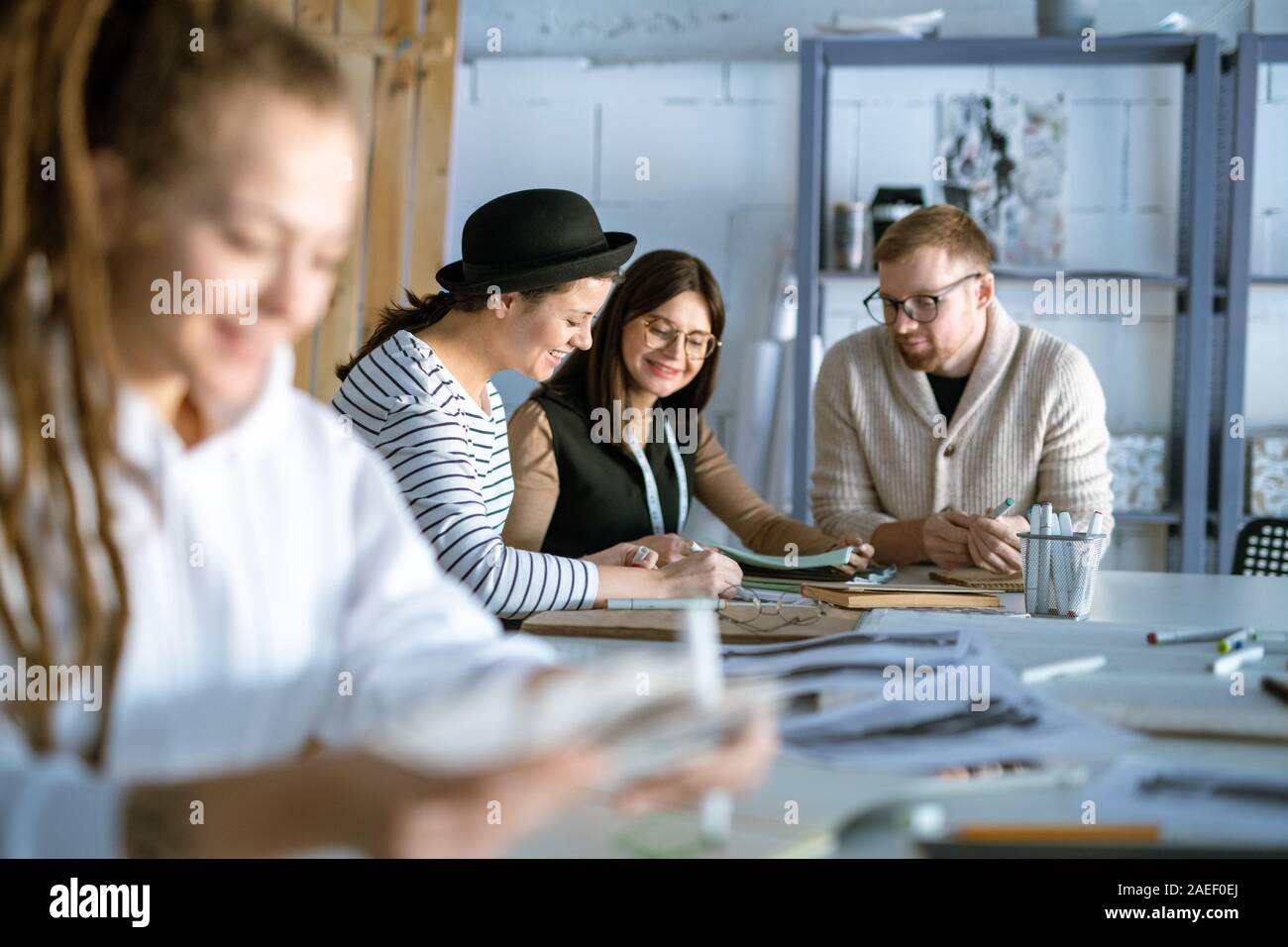 Gruppe der glückliche junge Designer oder Studenten diskutieren kreative Ideen Stockfoto