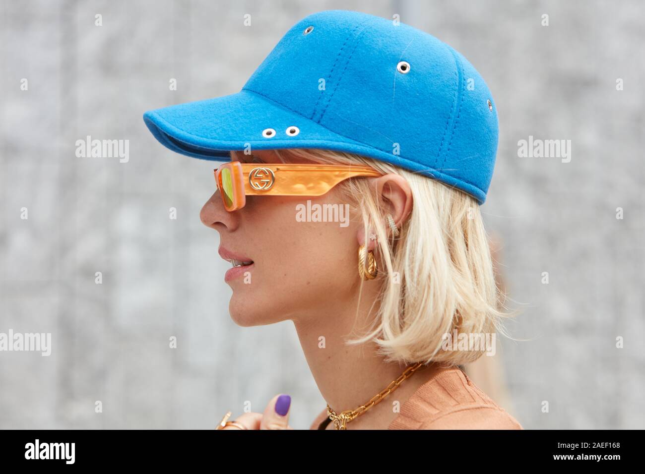 Mailand, Italien - 20 SEPTEMBER 2019: Frau mit orange Gucci Sonnenbrillen und blaue Kappe vor dem Sportmax fashion show, Mailand Fashion Week street style Stockfoto