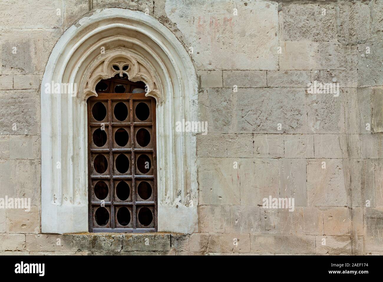 Die Mauer aus Stein mit einer alten Eisernen Tor auf der dunklen Farbe. Die großen Eingang Khotyn Festung. Stockfoto