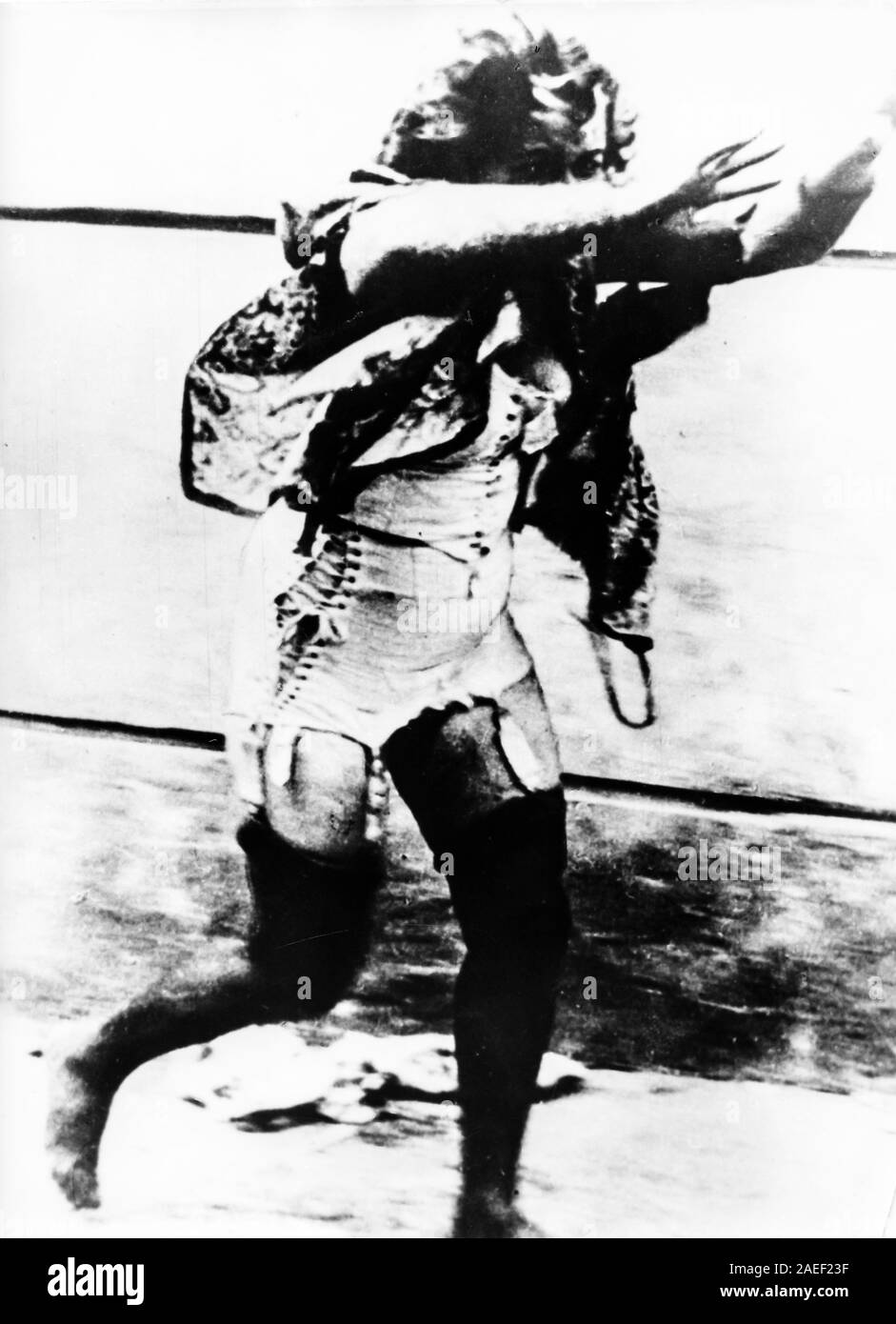 Pogrom, eine verzweifelte Flucht einer Frau während anti-jüdische Gewalt, Lemberg, Ukraine, 1941 Stockfoto