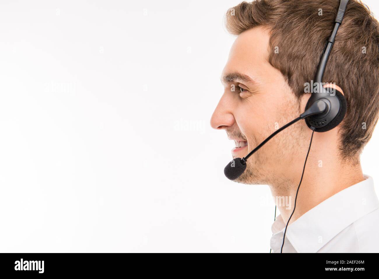 Eine Seitenansicht Portrait von junge lächelnde Agent call-center Stockfoto