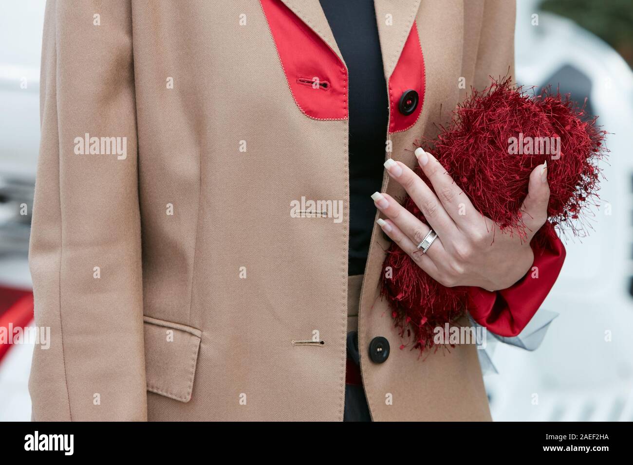Mailand, Italien - 20 SEPTEMBER 2019: Frau mit Mantel beige und rot pelzigen Beutel vor sportmax fashion show, Mailand Fashion Week street style Stockfoto