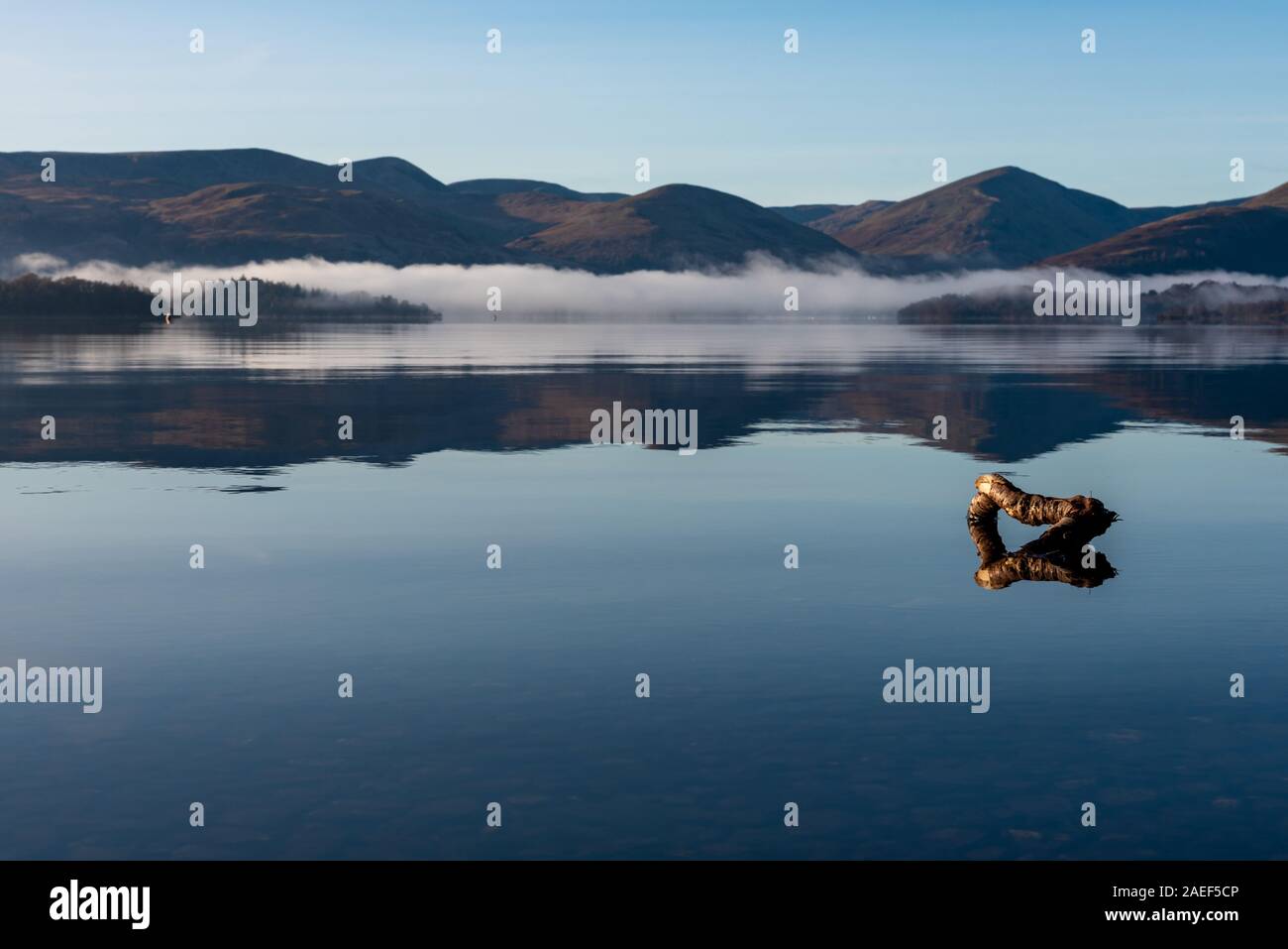 Objekte auf Wasser Loch Lomond Stockfoto