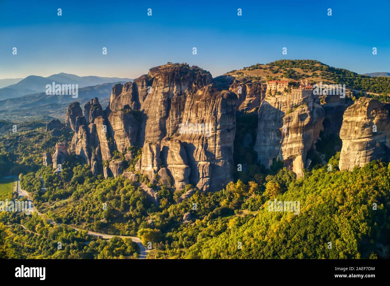 Luftaufnahme aus dem Kloster der Varlaam oben auf der Klippe in der Nähe von Meteora Kalampáka, Trikala, Griechenland Stockfoto