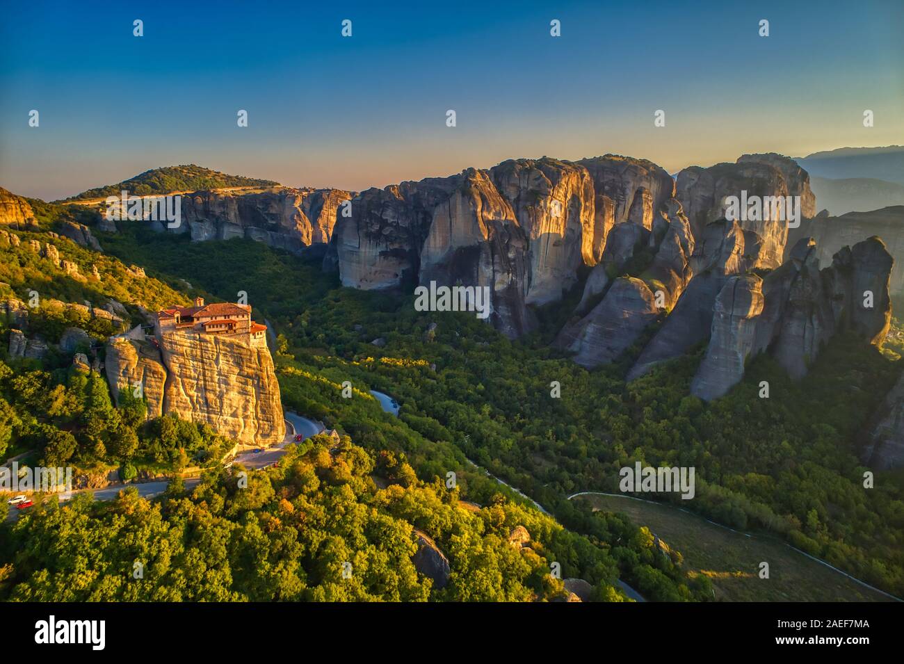 Luftaufnahme aus dem Kloster Rousanou oben auf der Klippe in der Nähe von Meteora Kalampáka, Trikala, Griechenland Stockfoto