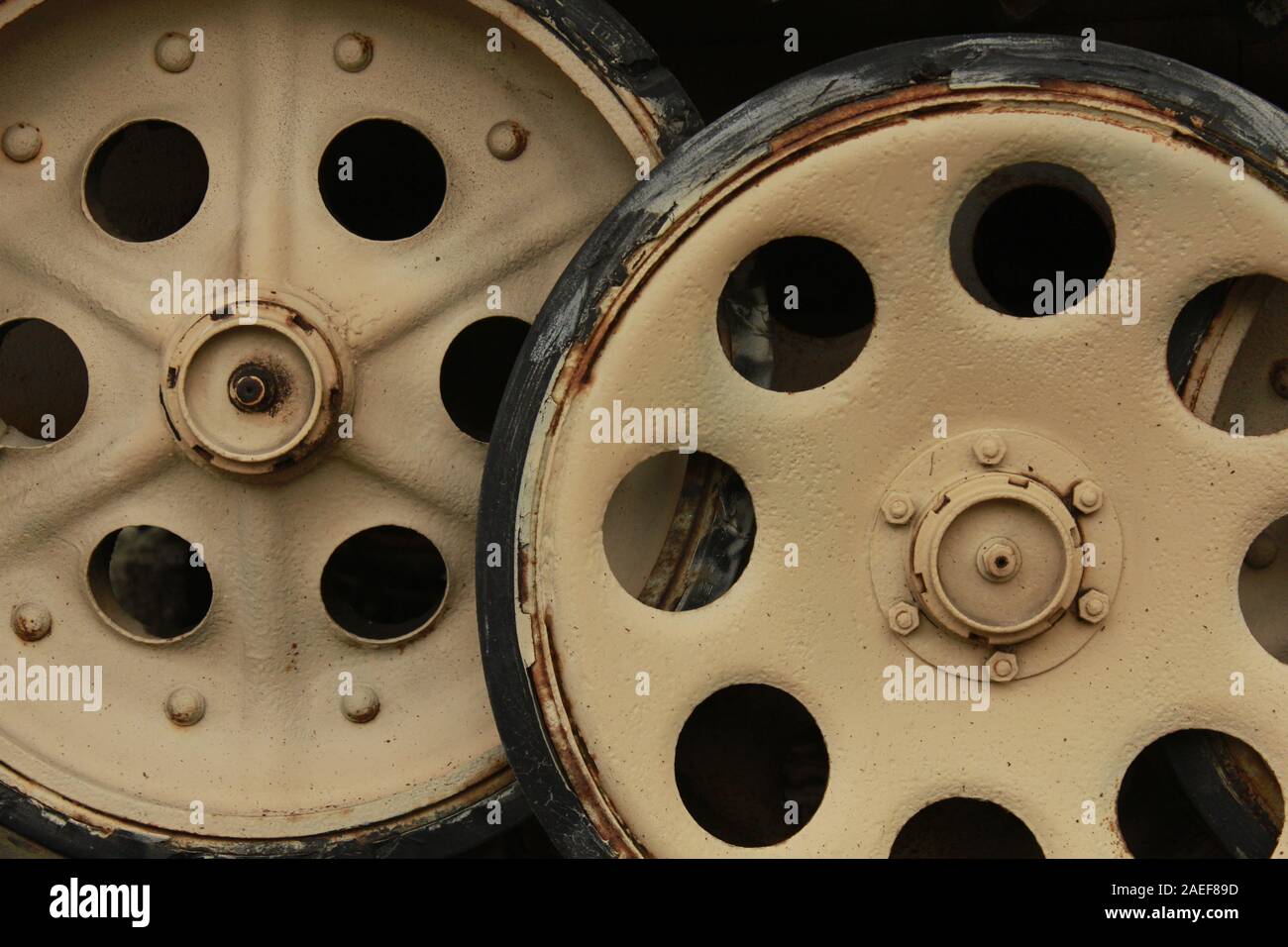 In der Nähe der Zahnräder ist ein Panzer aus dem Zweiten Weltkrieg in gutem Zustand. Retro Transport- und Militärtechnologie Konzept. Stockfoto