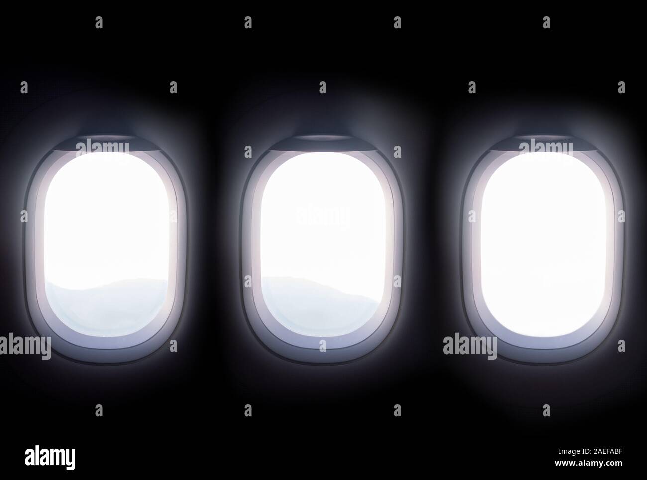 Drei Flugzeug Windows geöffneten weißen Fensterläden Breite aus Berg Hügel beim Fahren auf Sicht von Luft Stockfoto