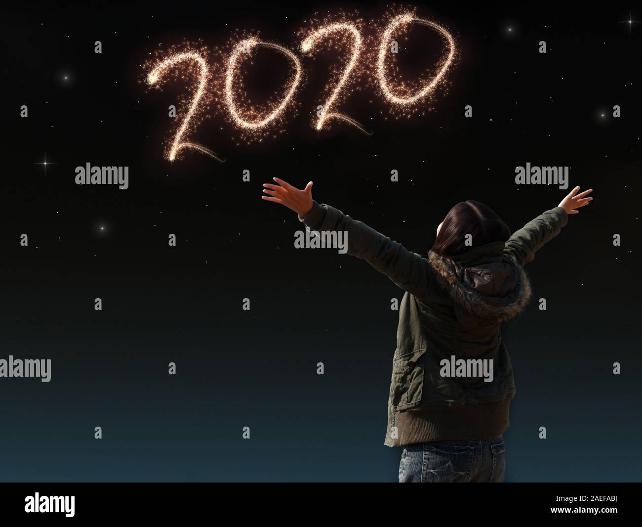 Gerne asiatische Mädchen öffnen Arm mit freudiger auf countdown Nacht mit Feuerwerk Licht für 2020 Jahr. Bild von Frohes neues Jahr Feier Party für Saison- und Stockfoto
